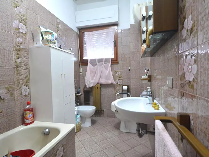 Immagine 12 di Appartamento in vendita  a Lucca