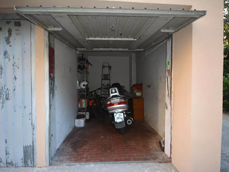 Immagine 16 di Appartamento in vendita  a Lucca