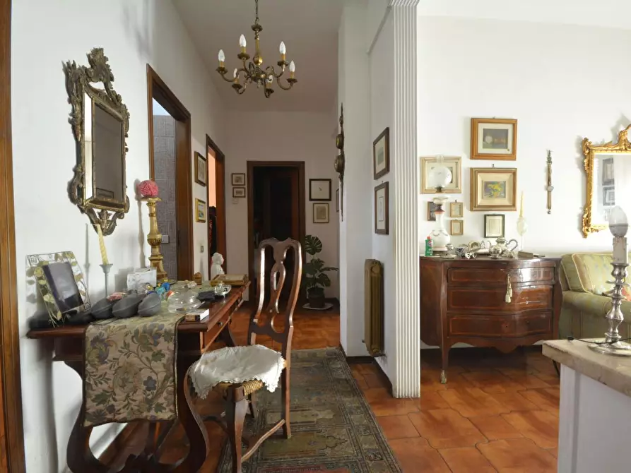 Immagine 5 di Appartamento in vendita  a Lucca