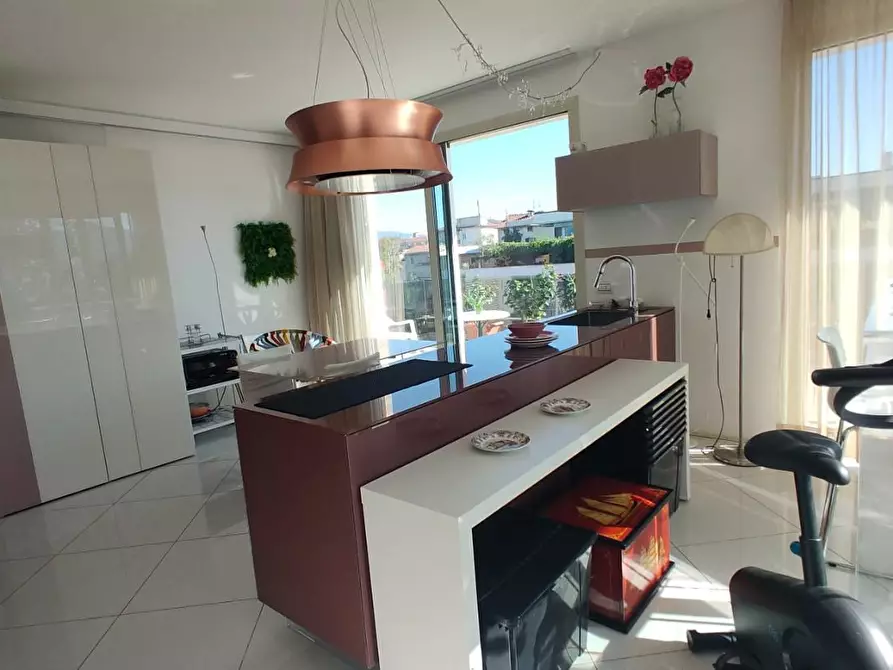 Immagine 8 di Mansarda in vendita  a Lucca