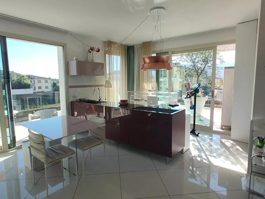 Immagine 1 di Mansarda in vendita  a Lucca