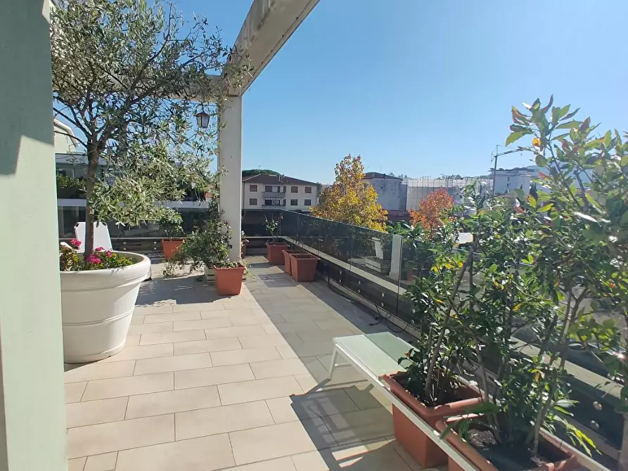 Immagine 17 di Mansarda in vendita  a Lucca