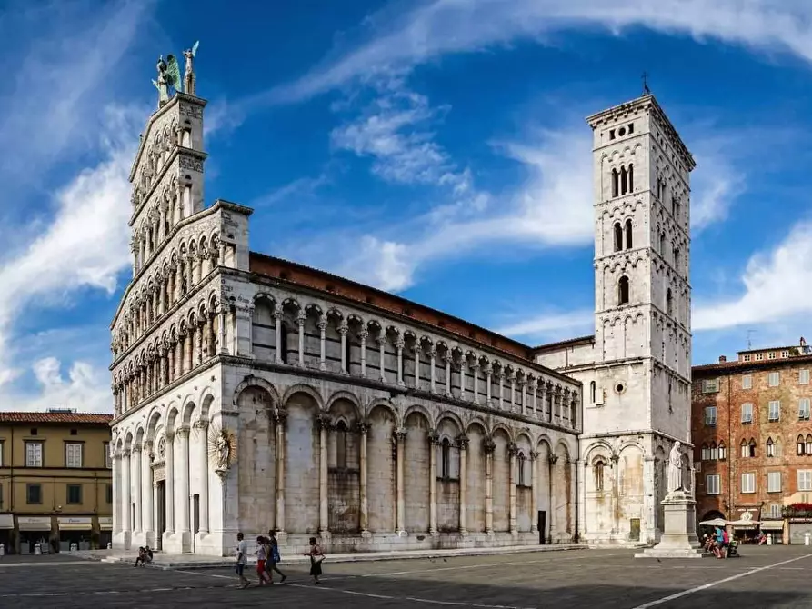 Immagine 14 di Appartamento in vendita  a Lucca