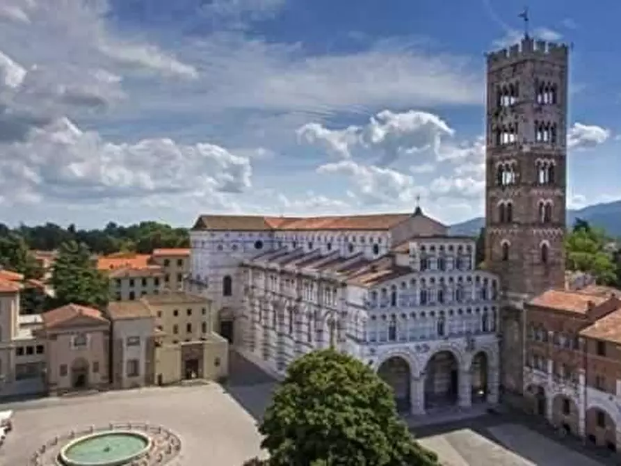 Immagine 23 di Appartamento in vendita  a Lucca