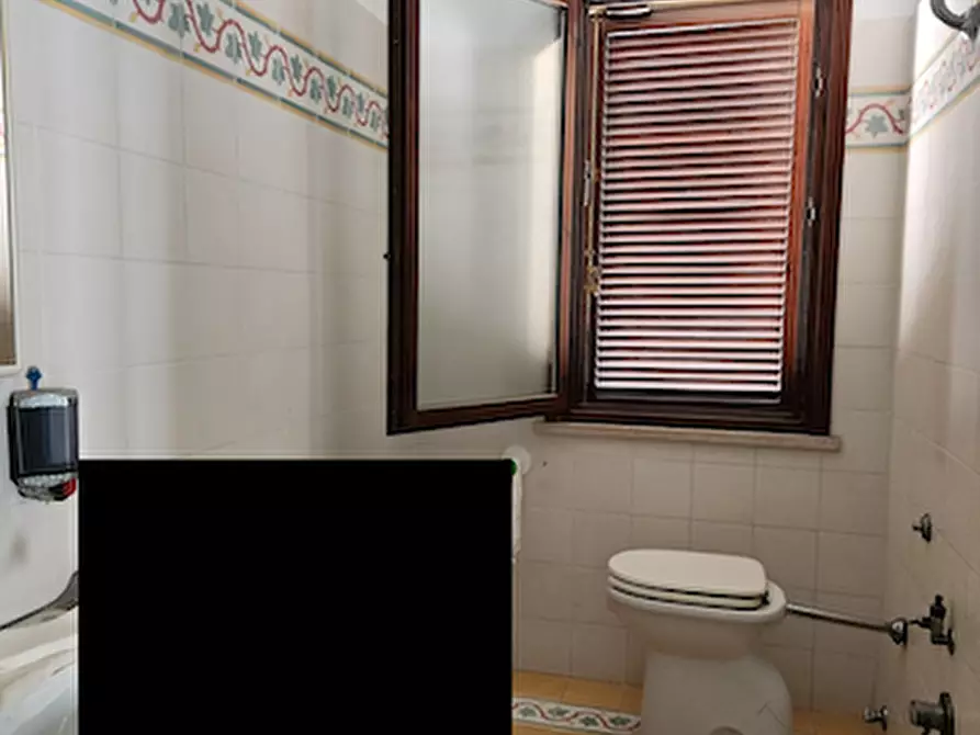 Immagine 8 di Locale commerciale in affitto  a Santa Maria A Monte