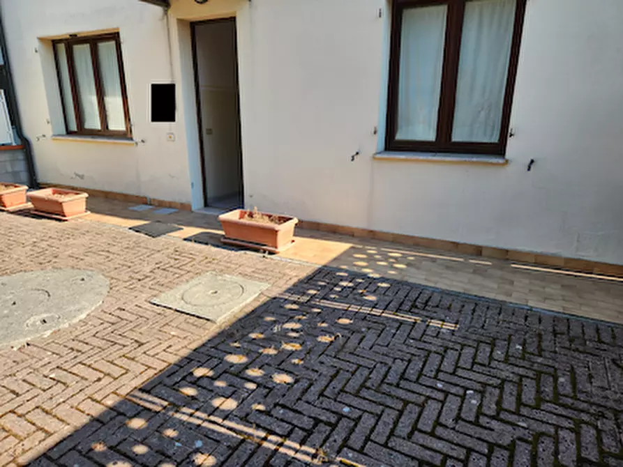 Immagine 1 di Locale commerciale in affitto  a Santa Maria A Monte