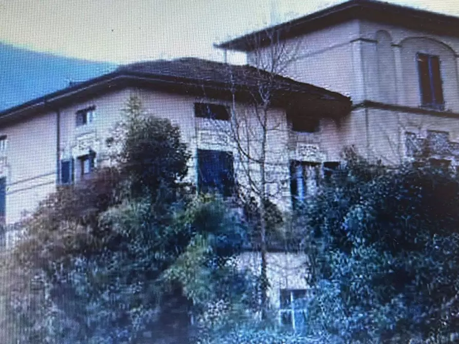 Immagine 1 di Villa in vendita  a Barga