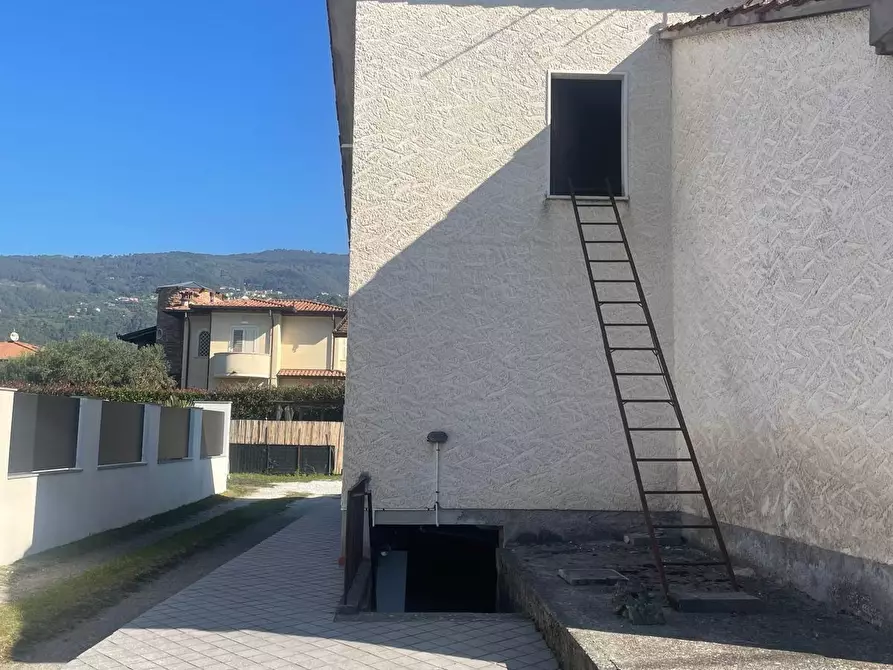 Immagine 8 di Casa bifamiliare in vendita  a Montignoso