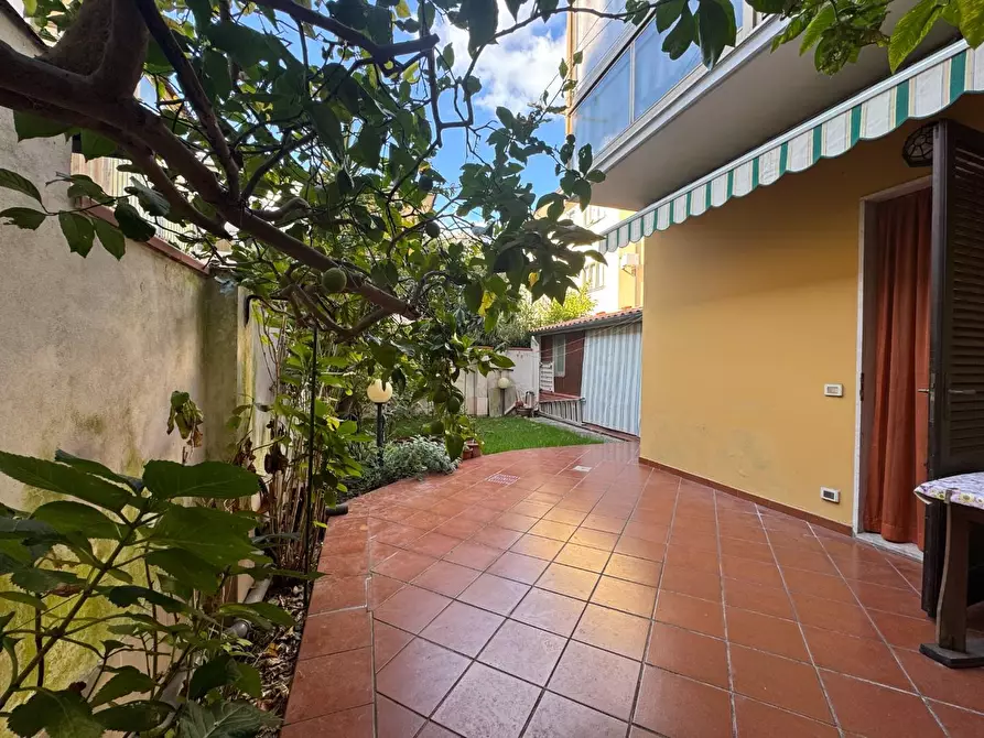 Immagine 1 di Appartamento in vendita  a Viareggio