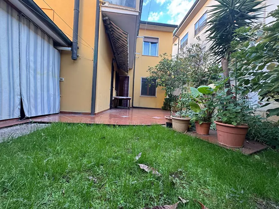 Immagine 3 di Appartamento in vendita  a Viareggio