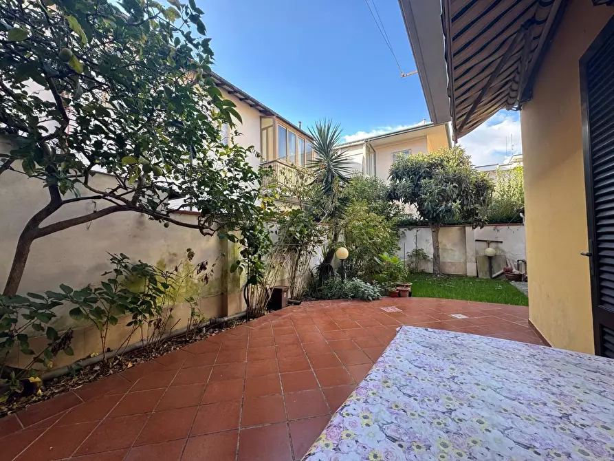 Immagine 13 di Appartamento in vendita  a Viareggio