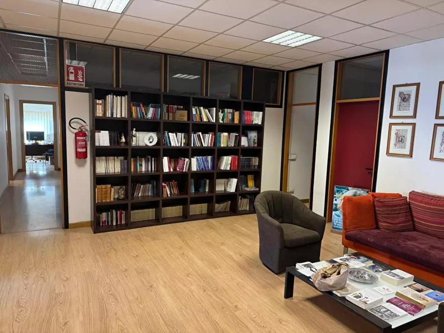 Immagine 2 di Ufficio in affitto  a Siena