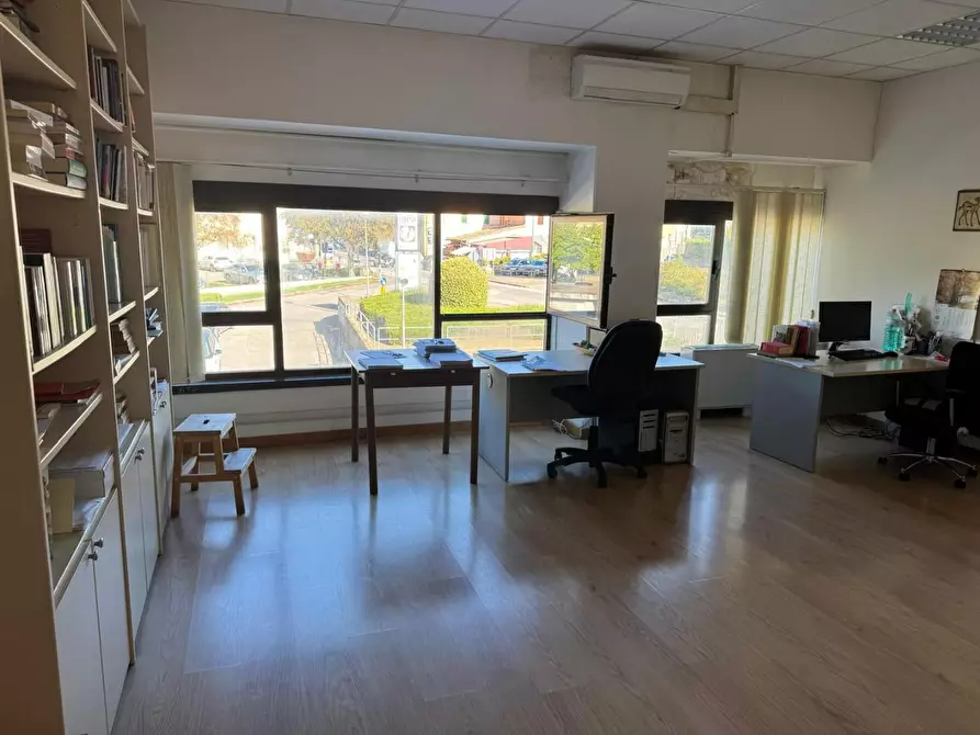 Immagine 5 di Ufficio in affitto  a Siena