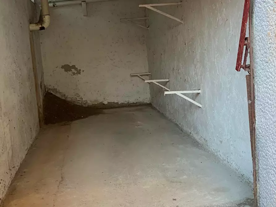Immagine 2 di Garage in vendita  a Baranzate