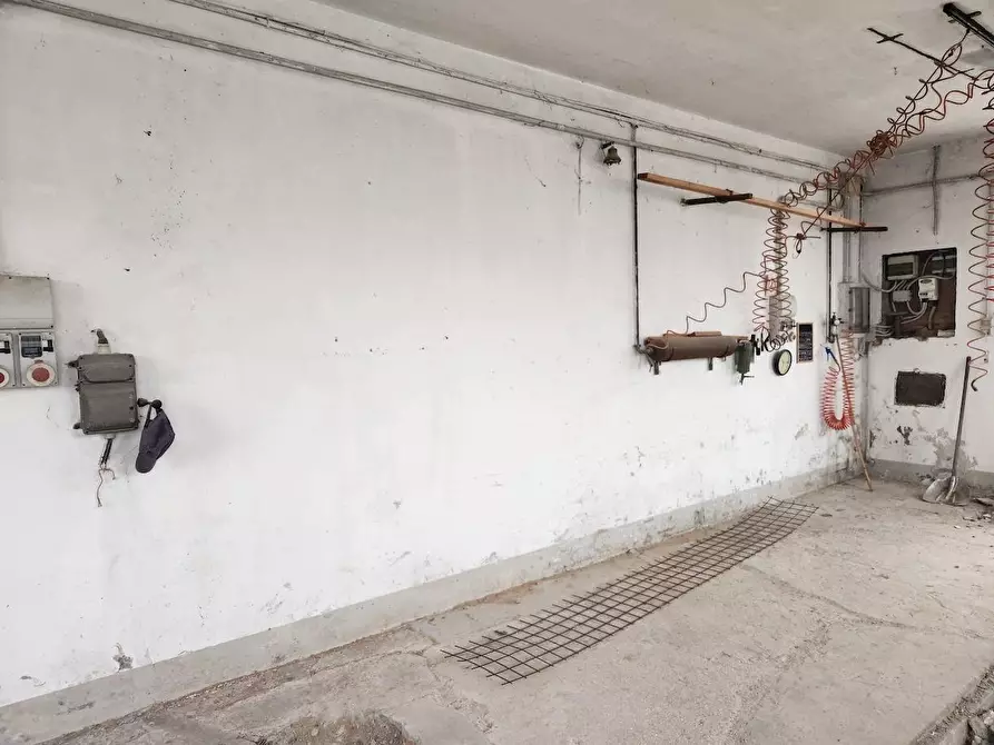 Immagine 3 di Attività artigianale in affitto  a Santa Maria A Monte