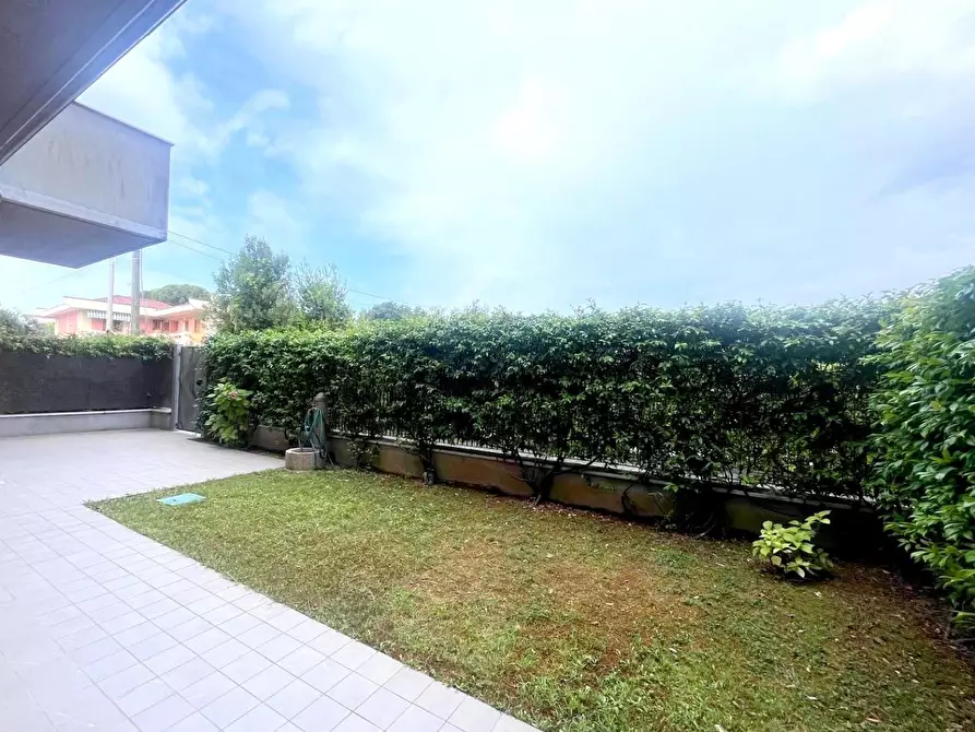 Immagine 3 di Appartamento in vendita  a Massa