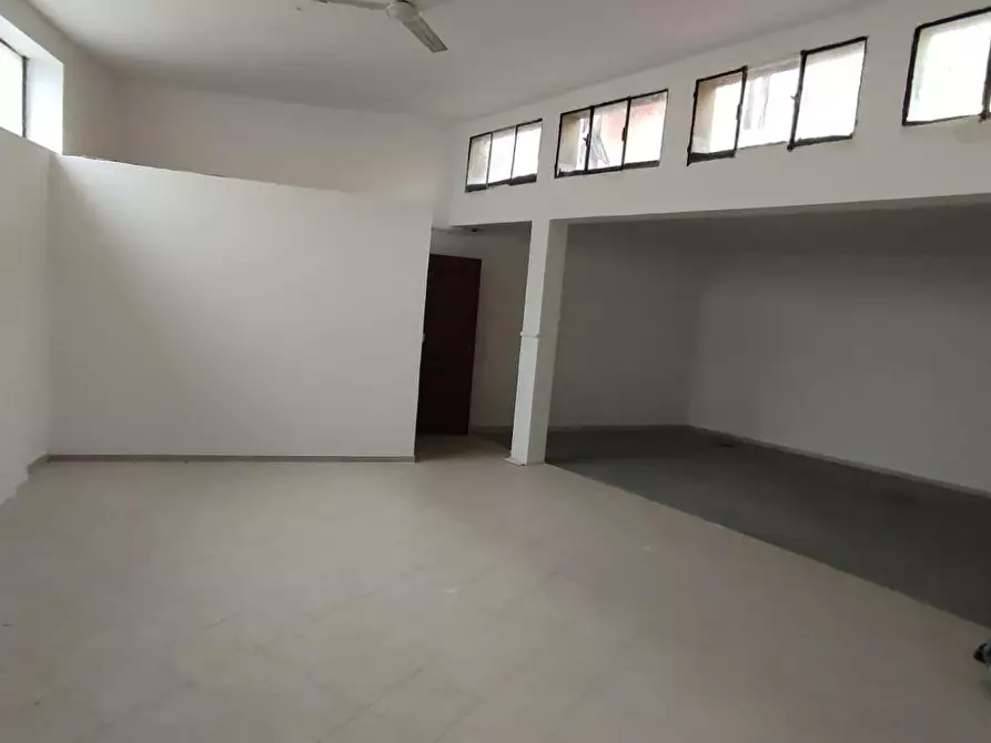 Immagine 15 di Laboratorio in vendita  a Carrara