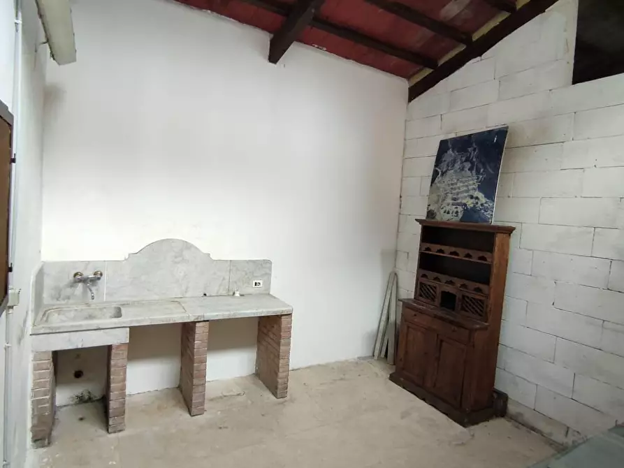 Immagine 8 di Laboratorio in vendita  a Carrara
