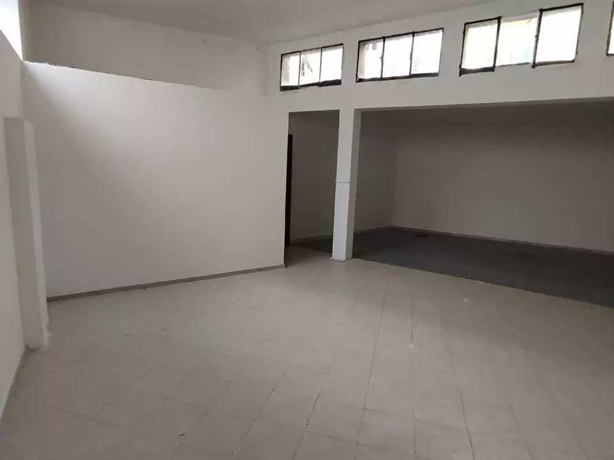 Immagine 14 di Laboratorio in vendita  a Carrara