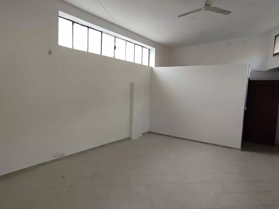 Immagine 4 di Laboratorio in vendita  a Carrara