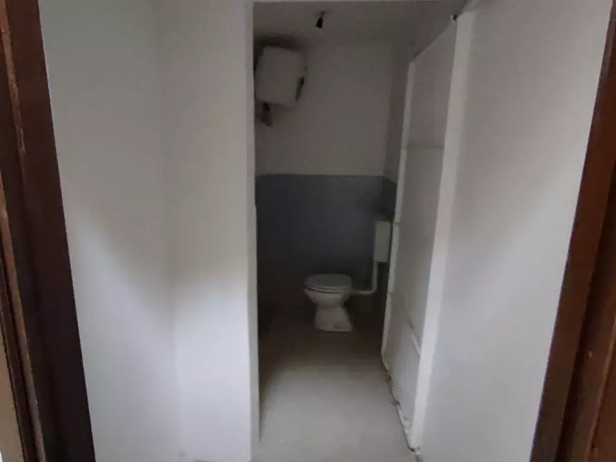 Immagine 10 di Laboratorio in vendita  a Carrara