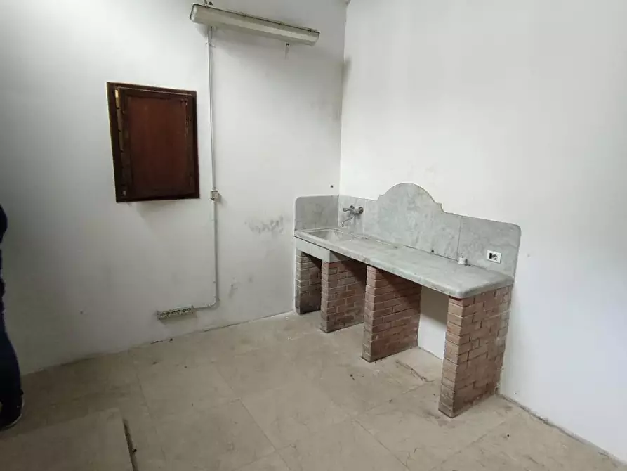 Immagine 6 di Laboratorio in vendita  a Carrara