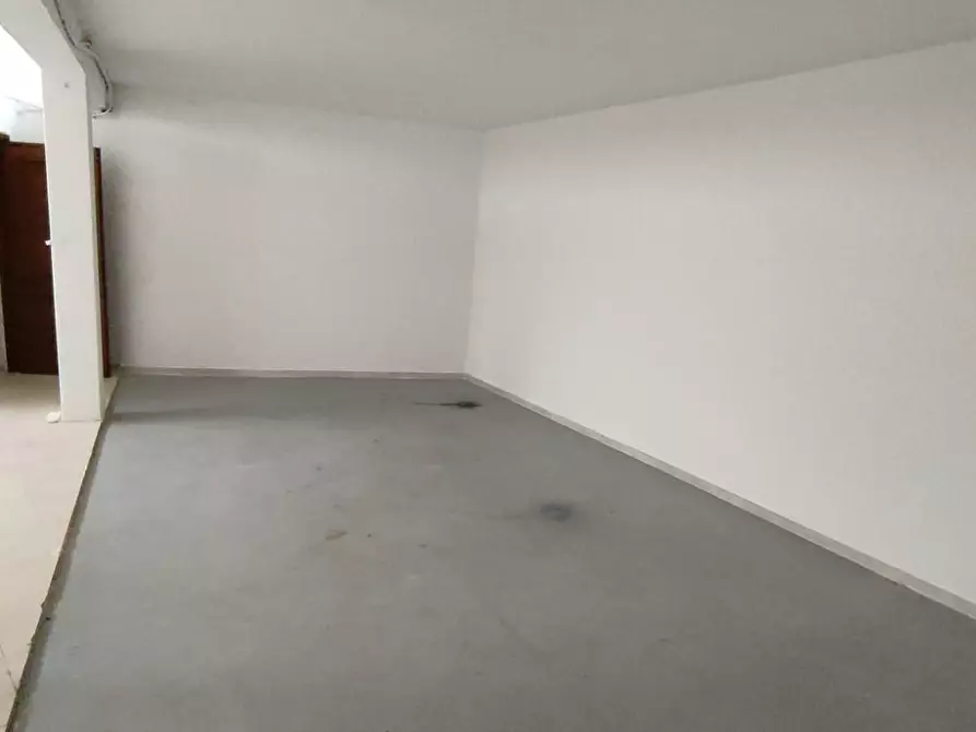 Immagine 16 di Laboratorio in vendita  a Carrara