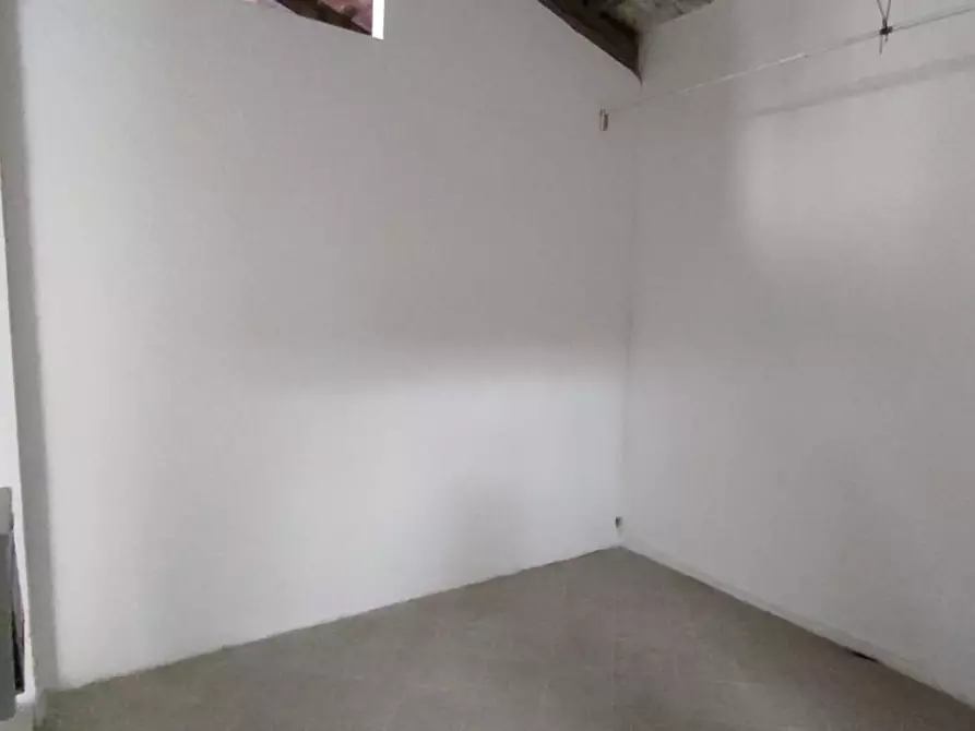 Immagine 3 di Laboratorio in vendita  a Carrara