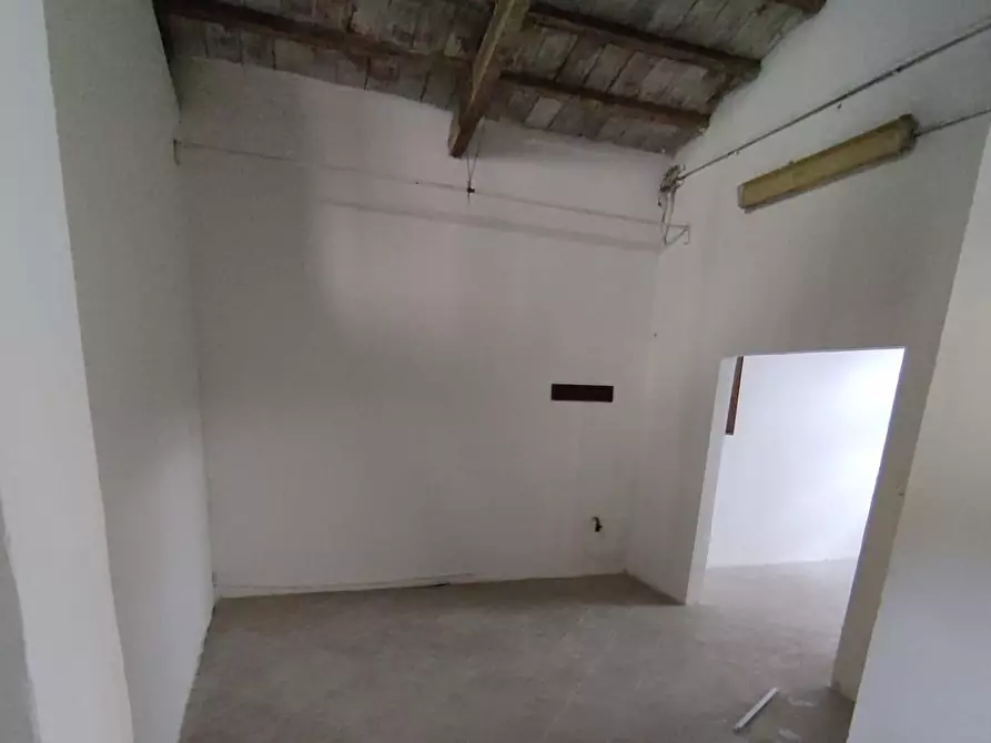 Immagine 2 di Laboratorio in vendita  a Carrara