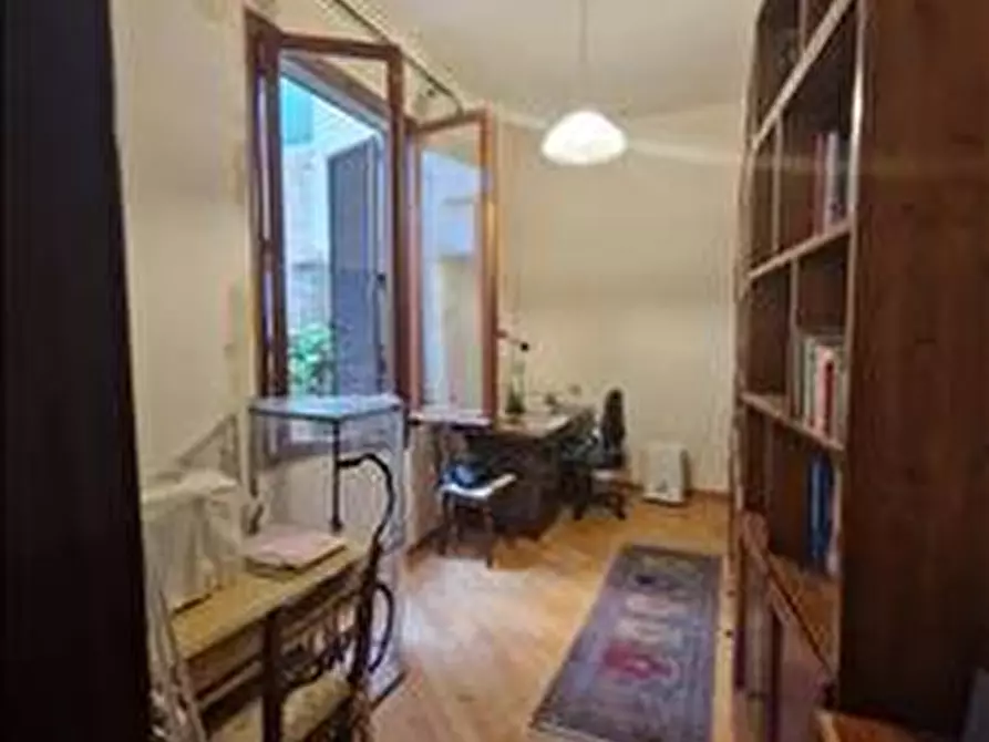 Immagine 13 di Appartamento in vendita  a Siena