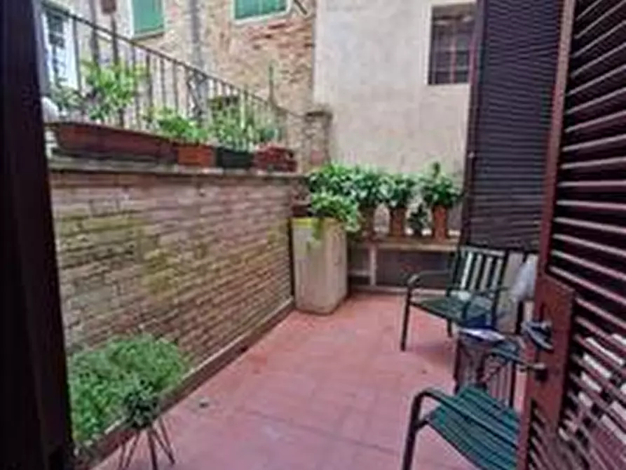 Immagine 14 di Appartamento in vendita  a Siena