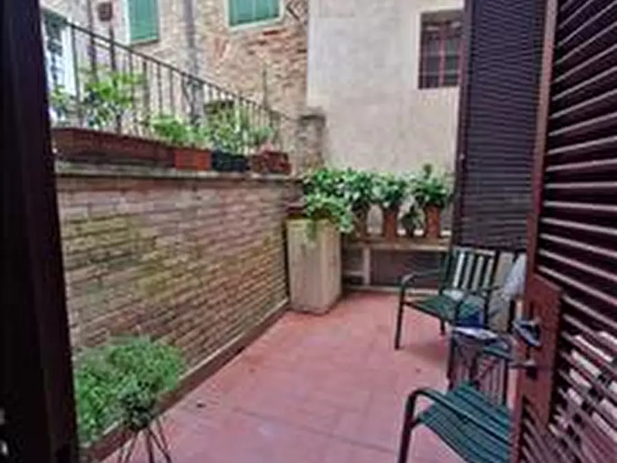 Immagine 15 di Appartamento in vendita  a Siena