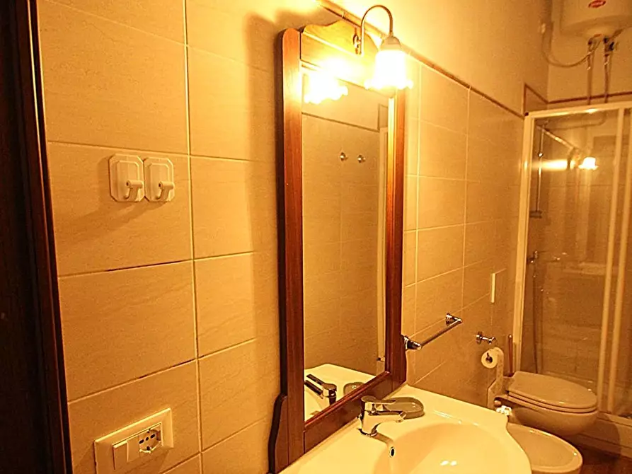 Immagine 14 di Appartamento in affitto  a Lucca