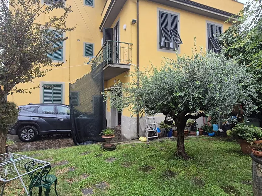 Immagine 2 di Appartamento in vendita  a Lucca