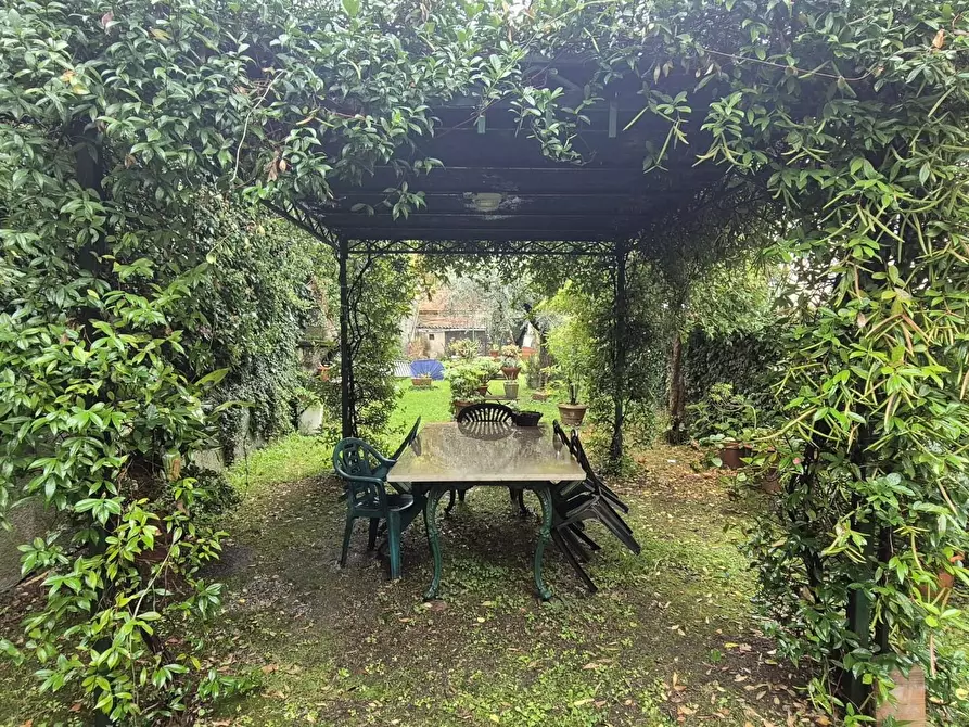 Immagine 5 di Appartamento in vendita  a Lucca