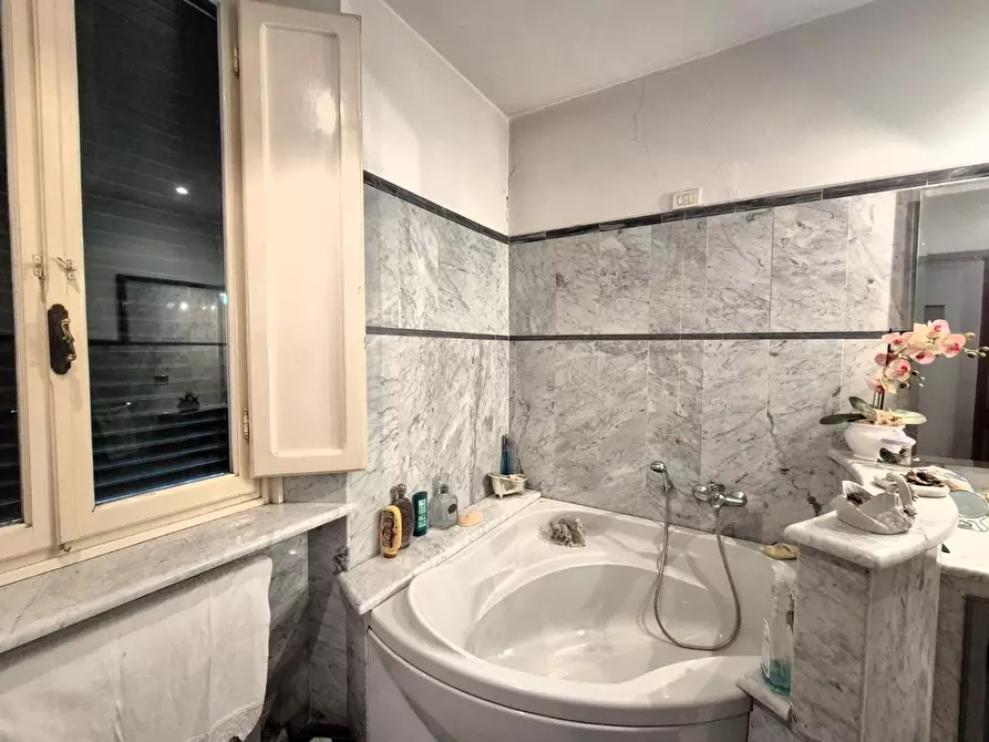 Immagine 23 di Appartamento in vendita  a Lucca