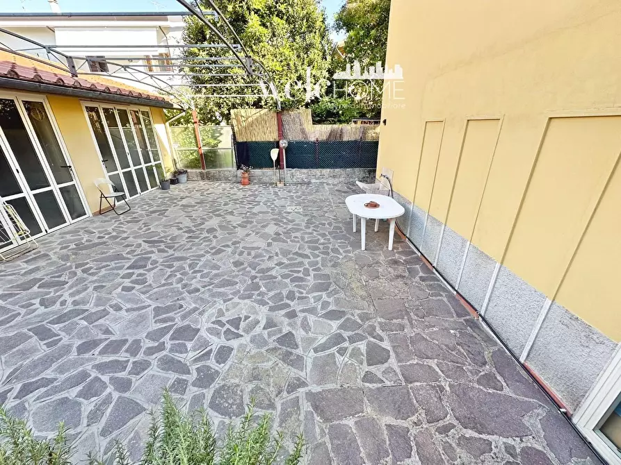 Immagine 37 di Villa in vendita  a Campi Bisenzio