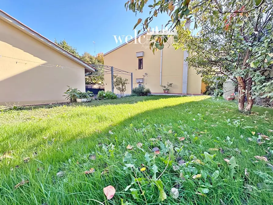 Immagine 35 di Villa in vendita  a Campi Bisenzio