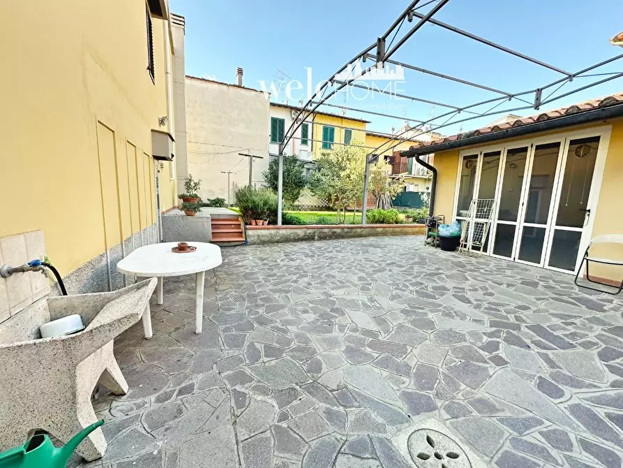 Immagine 4 di Villa in vendita  a Campi Bisenzio