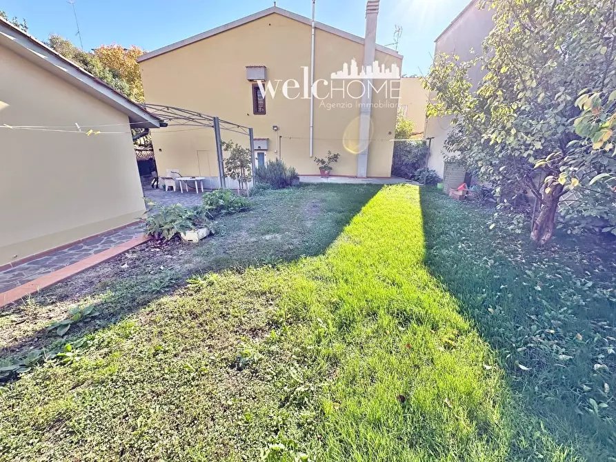 Immagine 3 di Villa in vendita  a Campi Bisenzio