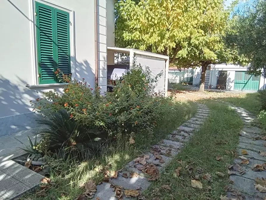 Immagine 1 di Casa bifamiliare in vendita  a Camaiore