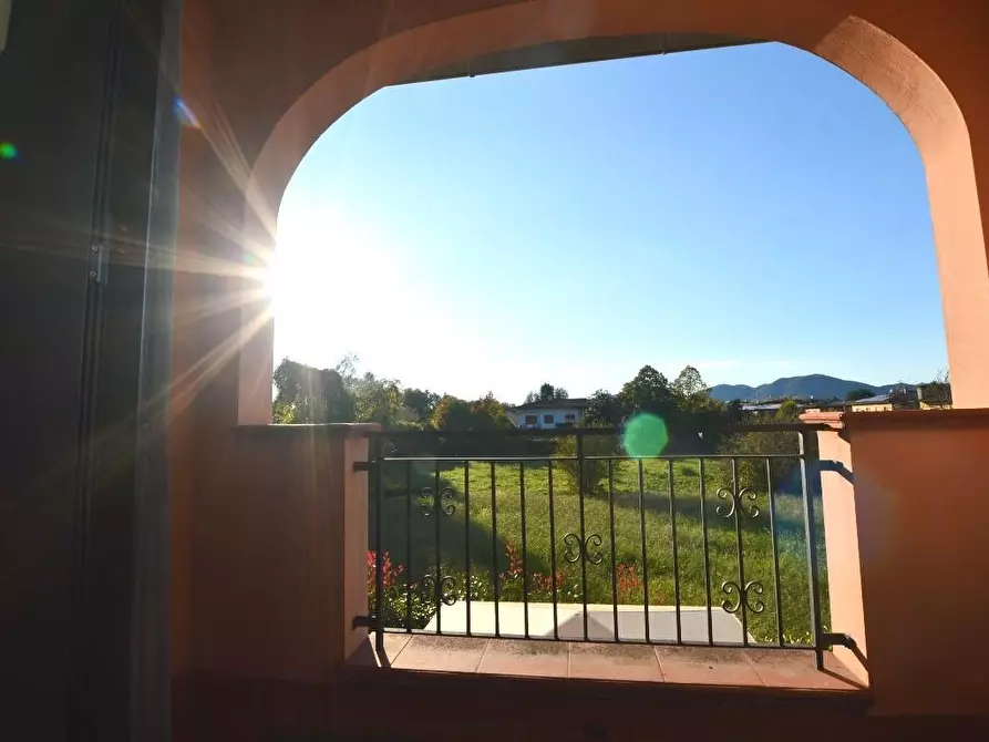 Immagine 12 di Appartamento in vendita  a Lucca