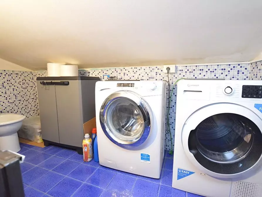 Immagine 21 di Appartamento in vendita  a Lucca