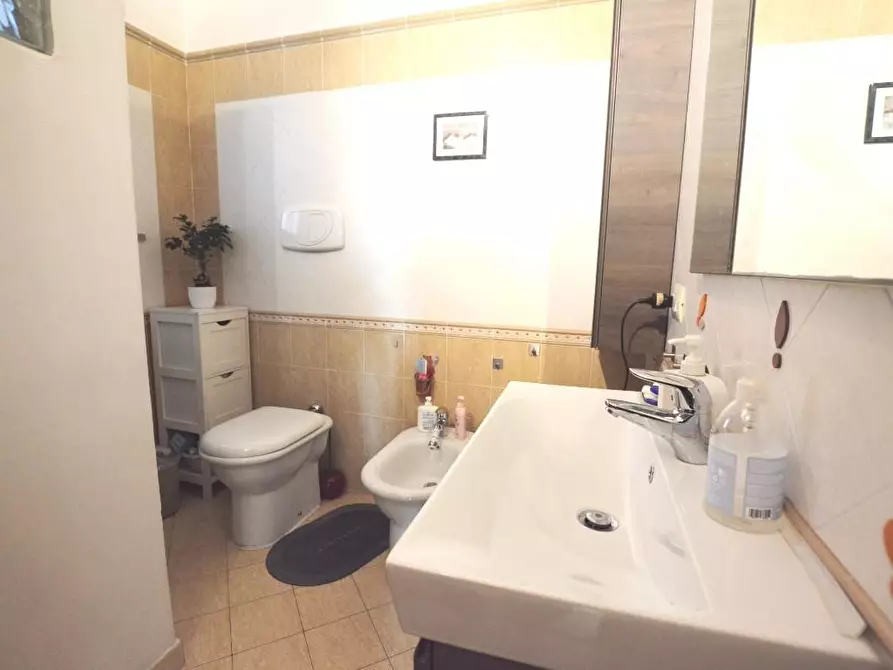 Immagine 14 di Appartamento in vendita  a Lucca