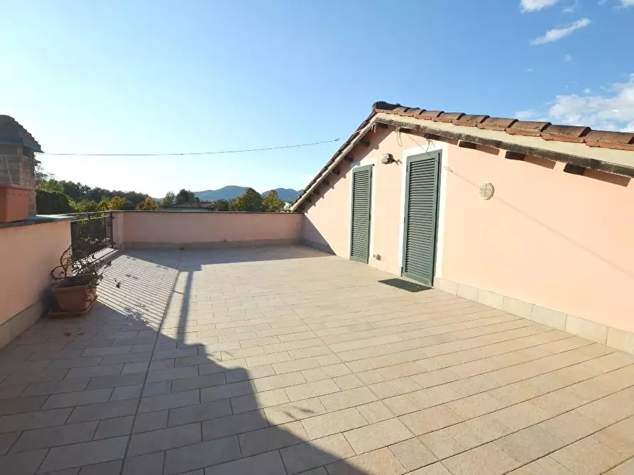 Immagine 25 di Appartamento in vendita  a Lucca