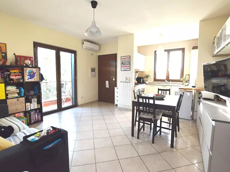 Immagine 2 di Appartamento in vendita  a Lucca