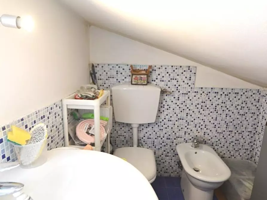 Immagine 22 di Appartamento in vendita  a Lucca