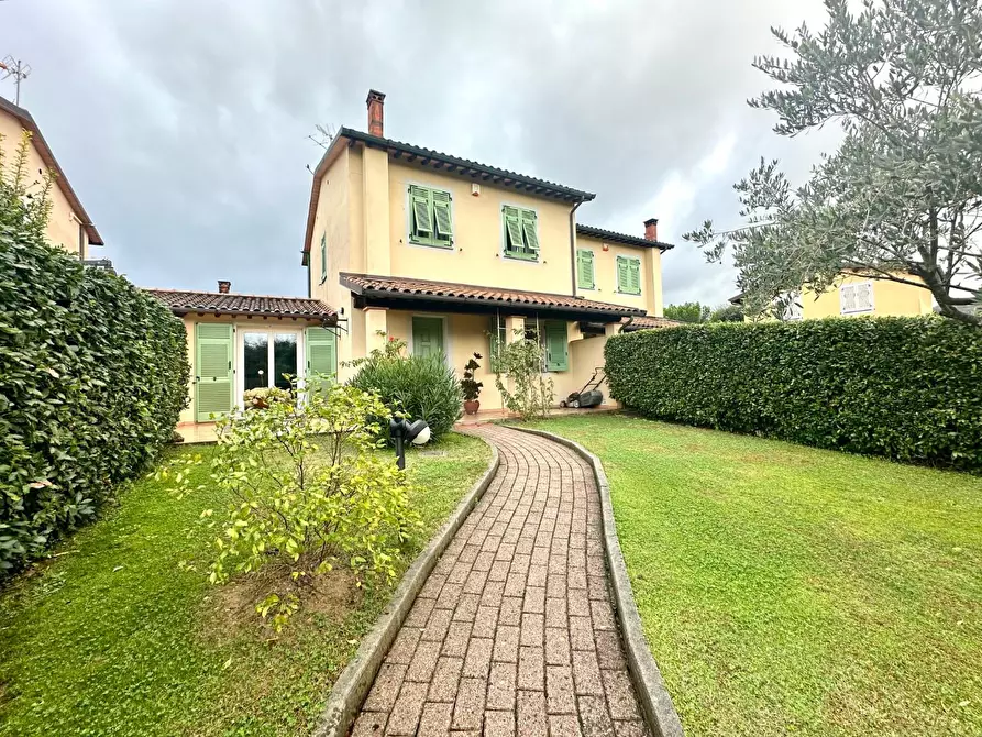 Immagine 1 di Casa bifamiliare in vendita  a Lucca