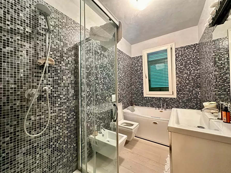 Immagine 34 di Casa bifamiliare in vendita  a Lucca