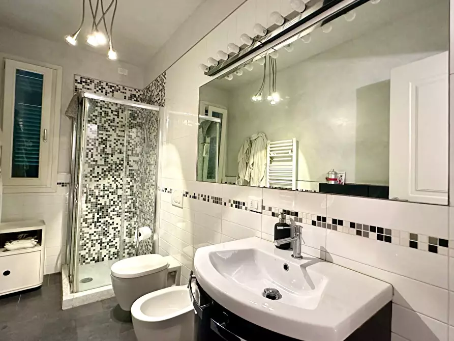 Immagine 21 di Casa bifamiliare in vendita  a Lucca